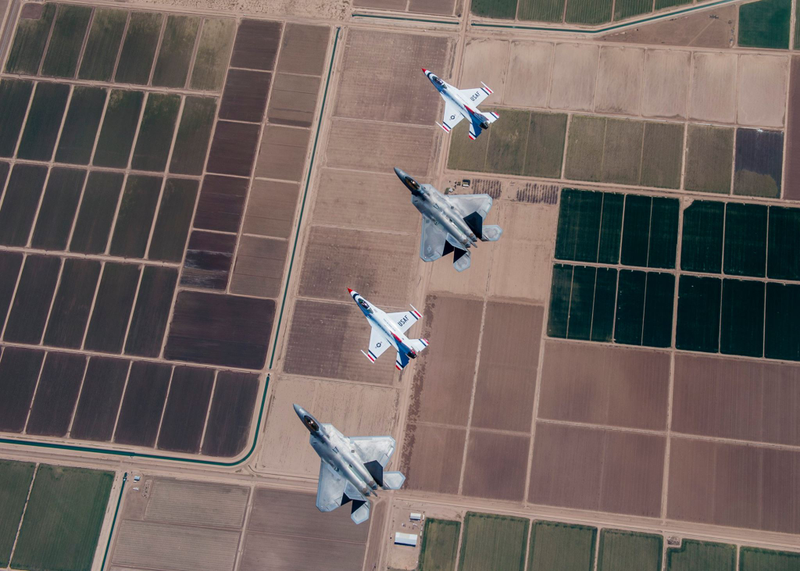 Illustration for article titled These Photos Of Thunderbirds F-16s Flying With F-22 Raptors Is A Whole Lot Of America